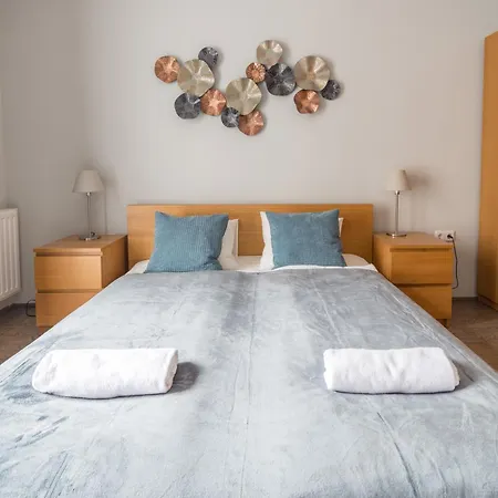 Best Seasons Synagogue Apartment