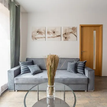 Best Seasons Synagogue Apartment